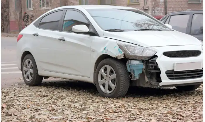 Weiße Limousine mit Motorschaden in Heilsbronn